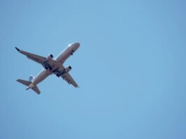 Advertencia de la FAA no afecta el espacio aéreo mexicano Avión comercial volando sobre el océano al atardecer, representando rutas aéreas internacionales y la normalidad de la operación aérea pese a advertencias técnicas.