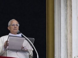 El Papa y el problema de desear la paz sin nombrar la injusticia Papa León XIV leyendo un mensaje desde un balcón del Vaticano, con expresión seria, durante un pronunciamiento público sobre la situación internacional.