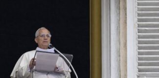 El Papa y el problema de desear la paz sin nombrar la injusticia Papa León XIV leyendo un mensaje desde un balcón del Vaticano, con expresión seria, durante un pronunciamiento público sobre la situación internacional.