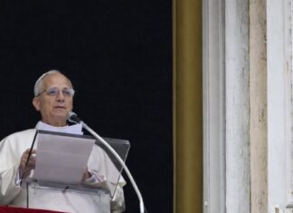 El Papa y el problema de desear la paz sin nombrar la injusticia Papa León XIV leyendo un mensaje desde un balcón del Vaticano, con expresión seria, durante un pronunciamiento público sobre la situación internacional.