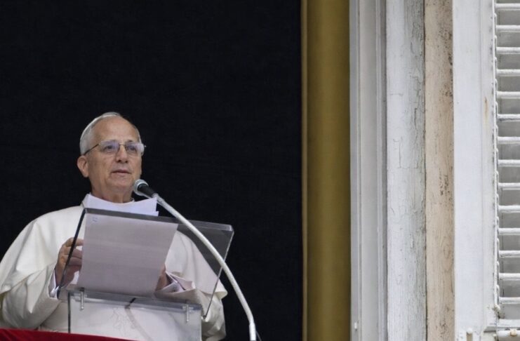 El Papa y el problema de desear la paz sin nombrar la injusticia Papa León XIV leyendo un mensaje desde un balcón del Vaticano, con expresión seria, durante un pronunciamiento público sobre la situación internacional.