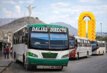 Concesionarios piden subir la tarifa, pero nadie habla de reestructurar el transporte Autobús urbano deteriorado en Torreón con el Cristo de las Noas y el Monumento al Torreón al fondo.