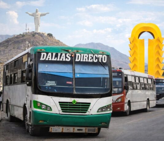 Concesionarios piden subir la tarifa, pero nadie habla de reestructurar el transporte Autobús urbano deteriorado en Torreón con el Cristo de las Noas y el Monumento al Torreón al fondo.