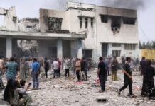 Estados Unidos e Israel atacan Irán: Reportan ataque contra escuela en Irán con infantes dentro Edificio escolar parcialmente destruido con humo saliendo de ventanas y personas entre escombros, en el contexto de reportes sobre un ataque en Irán cuya cifra de víctimas aún no ha sido confirmada de manera independiente.