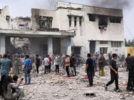 Estados Unidos e Israel atacan Irán: Reportan ataque contra escuela en Irán con infantes dentro Edificio escolar parcialmente destruido con humo saliendo de ventanas y personas entre escombros, en el contexto de reportes sobre un ataque en Irán cuya cifra de víctimas aún no ha sido confirmada de manera independiente.