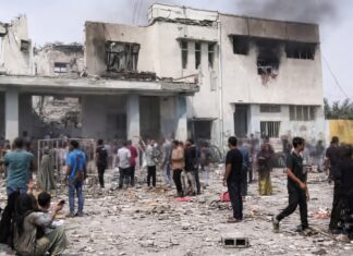 Estados Unidos e Israel atacan Irán: Reportan ataque contra escuela en Irán con infantes dentro Edificio escolar parcialmente destruido con humo saliendo de ventanas y personas entre escombros, en el contexto de reportes sobre un ataque en Irán cuya cifra de víctimas aún no ha sido confirmada de manera independiente.