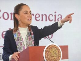 Sheinbaum presenta reforma electoral: elimina listas plurinominales y reduce gasto Claudia Sheinbaum habla desde el podio presidencial durante la conferencia matutina, señalando al público mientras expone la propuesta de reforma electoral.
