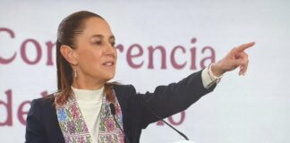 Sheinbaum presenta reforma electoral: elimina listas plurinominales y reduce gasto Claudia Sheinbaum habla desde el podio presidencial durante la conferencia matutina, señalando al público mientras expone la propuesta de reforma electoral.