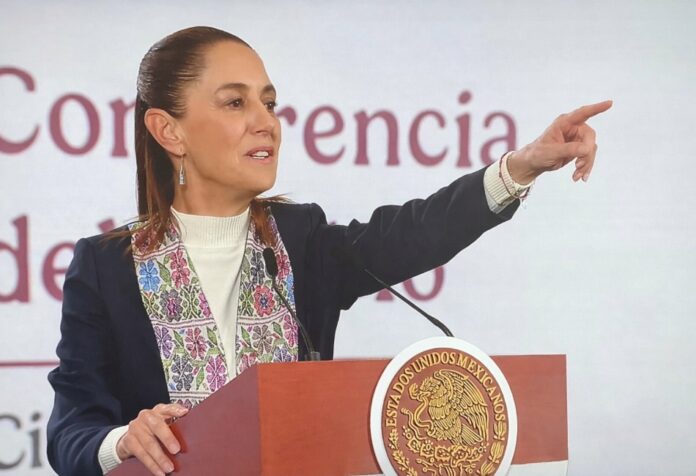 Claudia Sheinbaum habla desde el podio presidencial durante la conferencia matutina, señalando al público mientras expone la propuesta de reforma electoral.