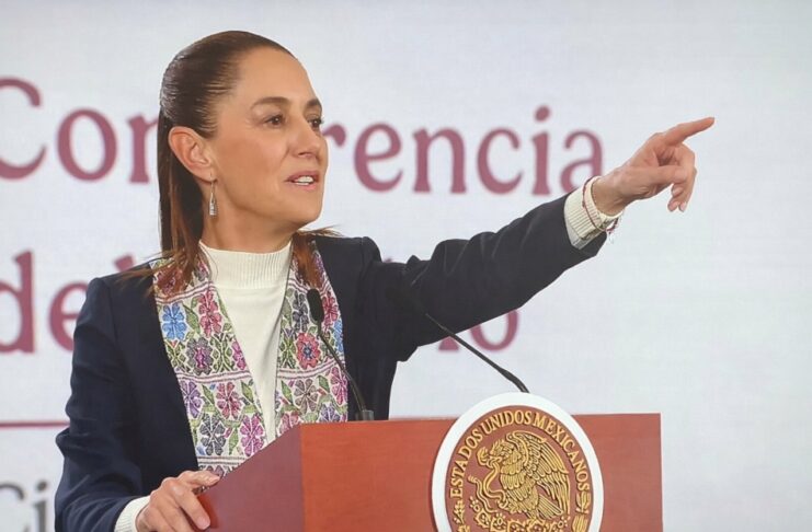 Sheinbaum presenta reforma electoral: elimina listas plurinominales y reduce gasto Claudia Sheinbaum habla desde el podio presidencial durante la conferencia matutina, señalando al público mientras expone la propuesta de reforma electoral.