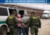 EE.UU. aprieta a México: más deportaciones y presión por fentanilo Agentes de Border Patrol custodian y trasladan a migrantes detenidos cerca del muro fronterizo entre Estados Unidos y México durante un operativo de control migratorio.