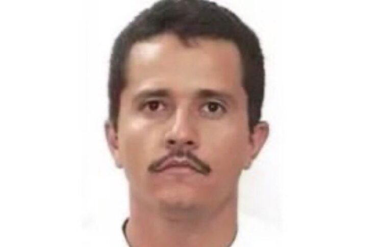 Caída de “El Mencho”: el golpe al liderazgo criminal que desató bloqueos, incendios y parálisis regional Imagen de Nemesio Rubén Oseguera Cervantes, conocido como “El Mencho”, líder del Cártel Jalisco Nueva Generación, cuya muerte en un operativo militar provocó bloqueos e incendios en la región occidente de México.