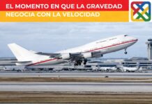 ¿Cómo despega algo que pesa cientos de toneladas? Avión comercial despegando de una pista en un aeropuerto convencional, con la nariz elevada y el tren de aterrizaje aún extendido mientras comienza el ascenso.