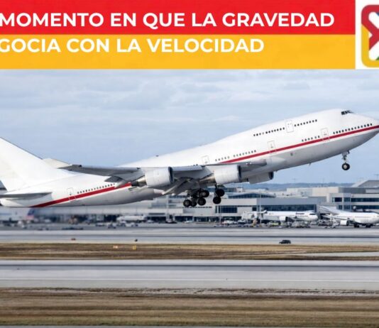 ¿Cómo despega algo que pesa cientos de toneladas? Avión comercial despegando de una pista en un aeropuerto convencional, con la nariz elevada y el tren de aterrizaje aún extendido mientras comienza el ascenso.