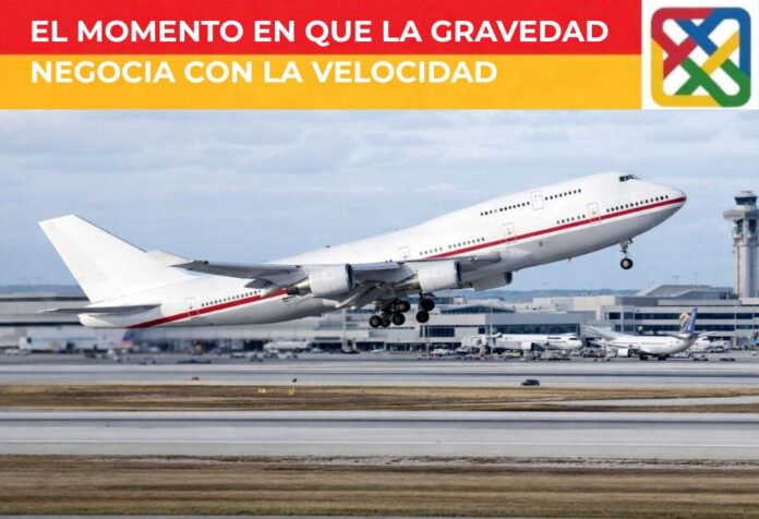 Avión comercial despegando de una pista en un aeropuerto convencional, con la nariz elevada y el tren de aterrizaje aún extendido mientras comienza el ascenso.