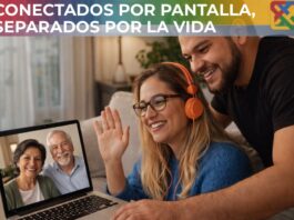La familia sigue siendo amada… pero ya no organiza la vida Pareja joven conversa por videollamada con sus padres desde casa, reflejando cercanía afectiva pese a la distancia física entre generaciones.