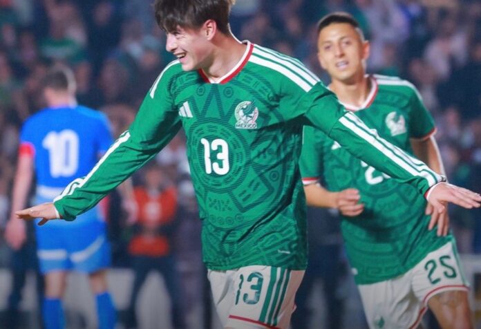 Jugadores de la Selección Mexicana celebran uno de los goles ante Islandia en el Estadio Corregidora, con gradas llenas durante partido amistoso rumbo al Mundial 2026.