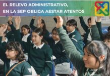 Arriaga se va… ¿y la Nueva Escuela Mexicana? Alumnos de secundaria levantan la mano en clase, imagen que ilustra el debate sobre el rumbo de la educación pública y los contenidos escolares en México.