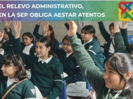 Arriaga se va… ¿y la Nueva Escuela Mexicana? Alumnos de secundaria levantan la mano en clase, imagen que ilustra el debate sobre el rumbo de la educación pública y los contenidos escolares en México.