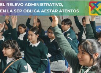 Arriaga se va… ¿y la Nueva Escuela Mexicana? Alumnos de secundaria levantan la mano en clase, imagen que ilustra el debate sobre el rumbo de la educación pública y los contenidos escolares en México.