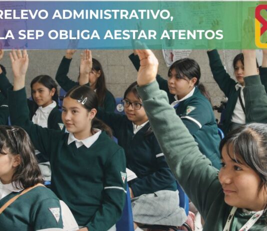 Arriaga se va… ¿y la Nueva Escuela Mexicana? Alumnos de secundaria levantan la mano en clase, imagen que ilustra el debate sobre el rumbo de la educación pública y los contenidos escolares en México.