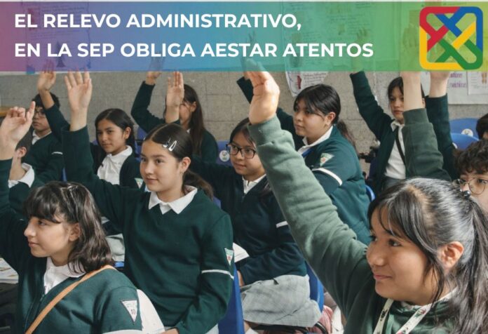 Nueva Escuela Mexicana Alumnos de secundaria levantan la mano en clase, imagen que ilustra el debate sobre el rumbo de la educación pública y los contenidos escolares en México.