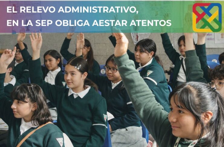 Arriaga se va… ¿y la Nueva Escuela Mexicana? Alumnos de secundaria levantan la mano en clase, imagen que ilustra el debate sobre el rumbo de la educación pública y los contenidos escolares en México.