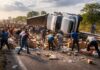 Tragedias que se vuelven botín: rapiña tras volcadura reabre debate social en carreteras mexicanas Ilustración conceptual de un tráiler volcado en carretera mientras varias personas recogen mercancía dispersa tras el accidente.