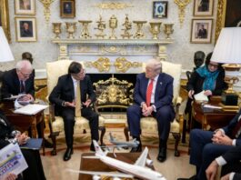 Trump y Petro sellan tregua y exploran cooperación antidrogas en la Casa Blanca: claves de una reunión inesperada Donald Trump y Gustavo Petro sentados frente a frente en la Casa Blanca durante una reunión diplomática, acompañados por asesores de ambos gobiernos.