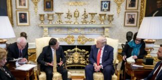 Trump y Petro sellan tregua y exploran cooperación antidrogas en la Casa Blanca: claves de una reunión inesperada Donald Trump y Gustavo Petro sentados frente a frente en la Casa Blanca durante una reunión diplomática, acompañados por asesores de ambos gobiernos.