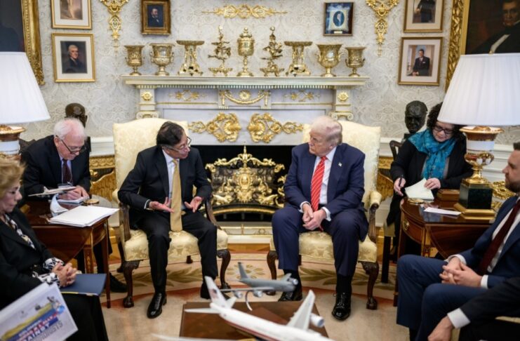 Trump y Petro sellan tregua y exploran cooperación antidrogas en la Casa Blanca: claves de una reunión inesperada Donald Trump y Gustavo Petro sentados frente a frente en la Casa Blanca durante una reunión diplomática, acompañados por asesores de ambos gobiernos.