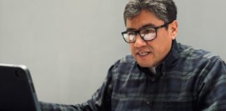 El caso Monreal. Insiste en su candidatura a gobernar Zacatecas si “el pueblo lo pide”. ¿Sabiduría del pueblo o cacicazgo? Fotografía del senador Saúl Monreal en un espacio de trabajo, revisando documentos durante una reunión, en el contexto de sus declaraciones sobre la gubernatura de Zacatecas.