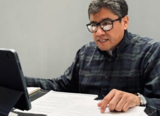 El caso Monreal. Insiste en su candidatura a gobernar Zacatecas si “el pueblo lo pide”. ¿Sabiduría del pueblo o cacicazgo? Fotografía del senador Saúl Monreal en un espacio de trabajo, revisando documentos durante una reunión, en el contexto de sus declaraciones sobre la gubernatura de Zacatecas.