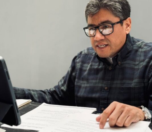 El caso Monreal. Insiste en su candidatura a gobernar Zacatecas si “el pueblo lo pide”. ¿Sabiduría del pueblo o cacicazgo? Fotografía del senador Saúl Monreal en un espacio de trabajo, revisando documentos durante una reunión, en el contexto de sus declaraciones sobre la gubernatura de Zacatecas.