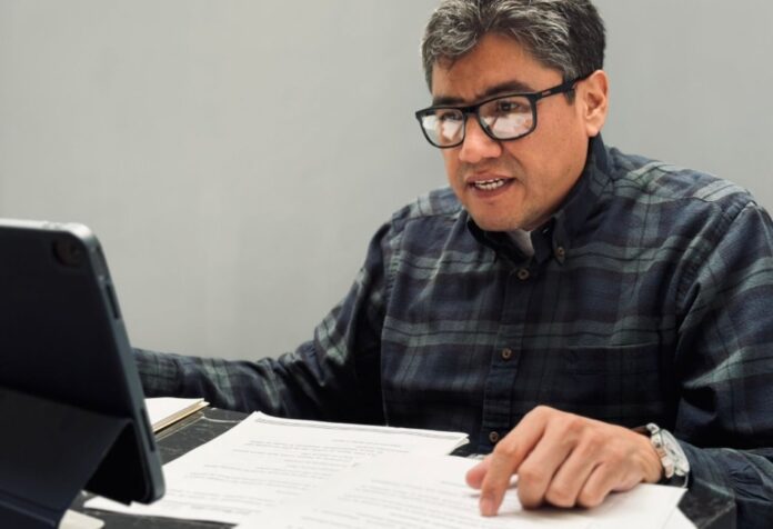 Fotografía del senador Saúl Monreal en un espacio de trabajo, revisando documentos durante una reunión, en el contexto de sus declaraciones sobre la gubernatura de Zacatecas.