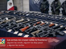 El flujo de armas: una responsabilidad compartida Mesa institucional con armas largas y cortas decomisadas alineadas como evidencia oficial durante una presentación de autoridades de seguridad en México.
