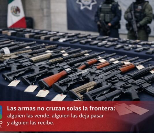 El flujo de armas: una responsabilidad compartida Mesa institucional con armas largas y cortas decomisadas alineadas como evidencia oficial durante una presentación de autoridades de seguridad en México.