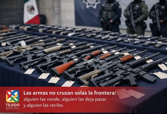 Mesa institucional con armas largas y cortas decomisadas alineadas como evidencia oficial durante una presentación de autoridades de seguridad en México.