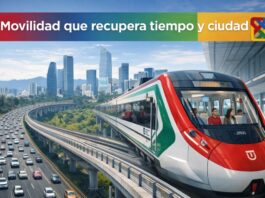 El Tren El Insurgente inicia operaciones completas: una apuesta necesaria por la movilidad moderna Tren interurbano El Insurgente en operación, con pasajeros a bordo, avanzando sobre un viaducto elevado junto a una autopista congestionada entre Toluca y Ciudad de México.