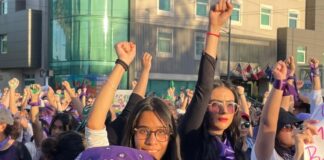 8M en México: por qué marchan las mujeres y qué caminos hay para cambiar la realidad Multitud de mujeres marchando durante el 8M con pañuelos morados y el puño en alto en señal de protesta y solidaridad.