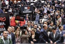 Los “aliados” frenan la reforma: una oportunidad democrática que el Congreso dejó pasar Diputados en el pleno de la Cámara de Diputados sostienen carteles que dicen “No a la ley Maduro” durante la discusión de la reforma electoral propuesta por la presidenta Claudia Sheinbaum.