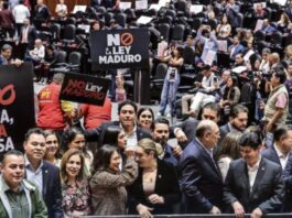 Los “aliados” frenan la reforma: una oportunidad democrática que el Congreso dejó pasar Diputados en el pleno de la Cámara de Diputados sostienen carteles que dicen “No a la ley Maduro” durante la discusión de la reforma electoral propuesta por la presidenta Claudia Sheinbaum.