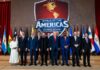 El “Escudo de las Américas” y la ausencia de dignidad diplomática en el continente Donald Trump y varios líderes latinoamericanos posan frente al emblema “Shield of the Americas – Doral 2026” con banderas de distintos países del continente detrás.