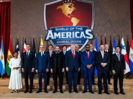 El “Escudo de las Américas” y la ausencia de dignidad diplomática en el continente Donald Trump y varios líderes latinoamericanos posan frente al emblema “Shield of the Americas – Doral 2026” con banderas de distintos países del continente detrás.