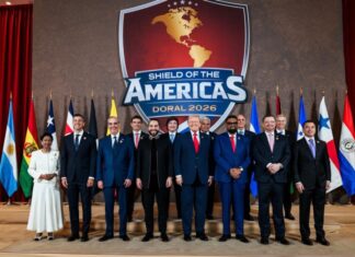 El “Escudo de las Américas” y la ausencia de dignidad diplomática en el continente Donald Trump y varios líderes latinoamericanos posan frente al emblema “Shield of the Americas – Doral 2026” con banderas de distintos países del continente detrás.