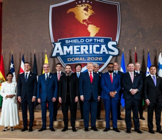 El “Escudo de las Américas” y la ausencia de dignidad diplomática en el continente Donald Trump y varios líderes latinoamericanos posan frente al emblema “Shield of the Americas – Doral 2026” con banderas de distintos países del continente detrás.