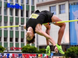 Erick Portillo logra plata histórica para México en el Mundial Indoor 2026 Atleta mexicano realizando un salto de altura en plena ejecución, arqueando el cuerpo sobre el listón durante una competencia internacional de atletismo.