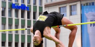 Erick Portillo logra plata histórica para México en el Mundial Indoor 2026 Atleta mexicano realizando un salto de altura en plena ejecución, arqueando el cuerpo sobre el listón durante una competencia internacional de atletismo.