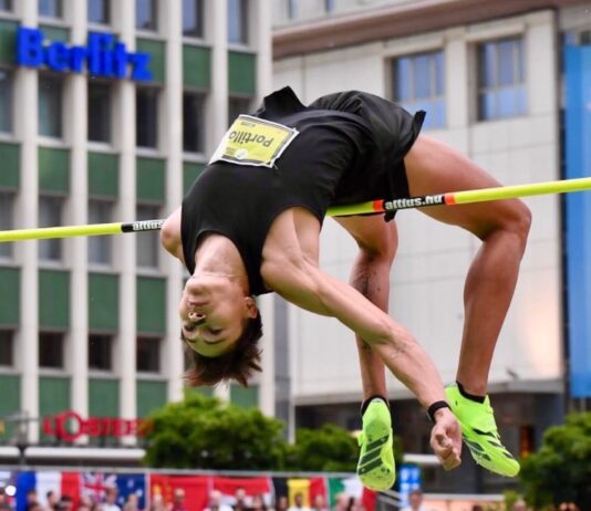 Erick Portillo logra plata histórica para México en el Mundial Indoor 2026 Atleta mexicano realizando un salto de altura en plena ejecución, arqueando el cuerpo sobre el listón durante una competencia internacional de atletismo.