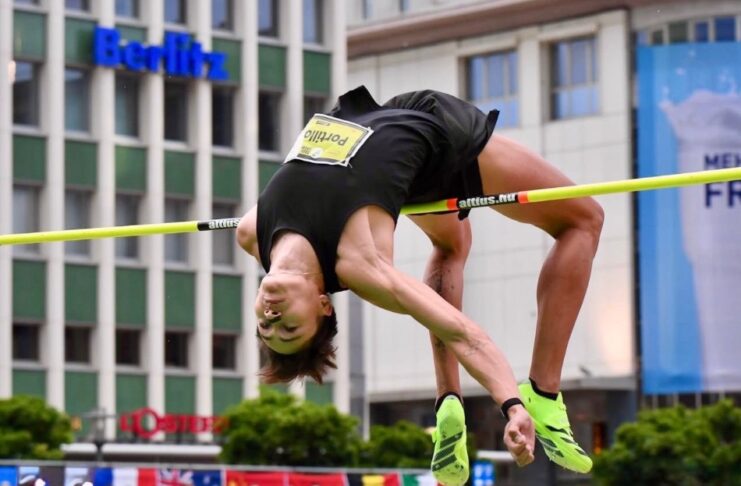 Erick Portillo logra plata histórica para México en el Mundial Indoor 2026 Atleta mexicano realizando un salto de altura en plena ejecución, arqueando el cuerpo sobre el listón durante una competencia internacional de atletismo.